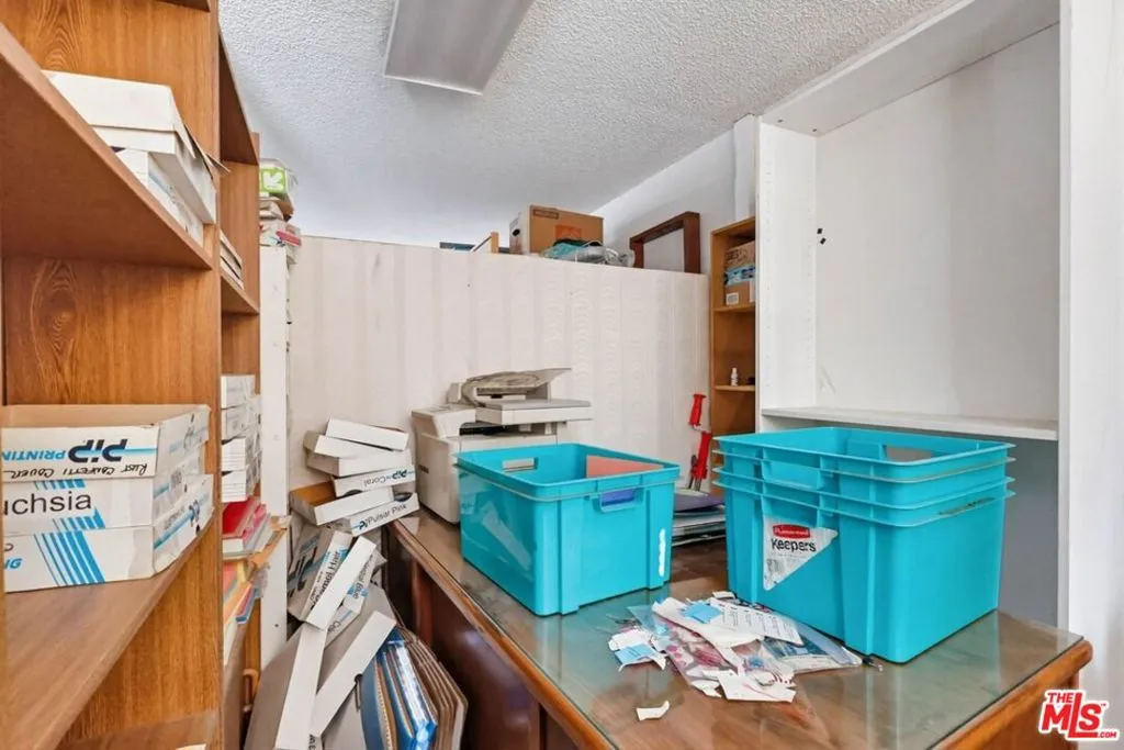 1817 W Burbank Boulevard, Burbank, California 91506 home-pic-11