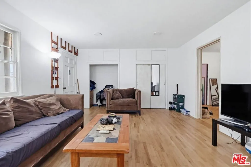 1817 W Burbank Boulevard, Burbank, California 91506 home-pic-45