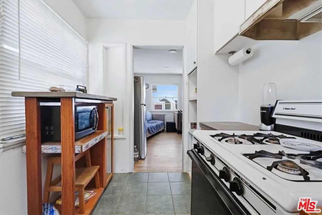 1817 W Burbank Boulevard, Burbank, California 91506 home-pic-49