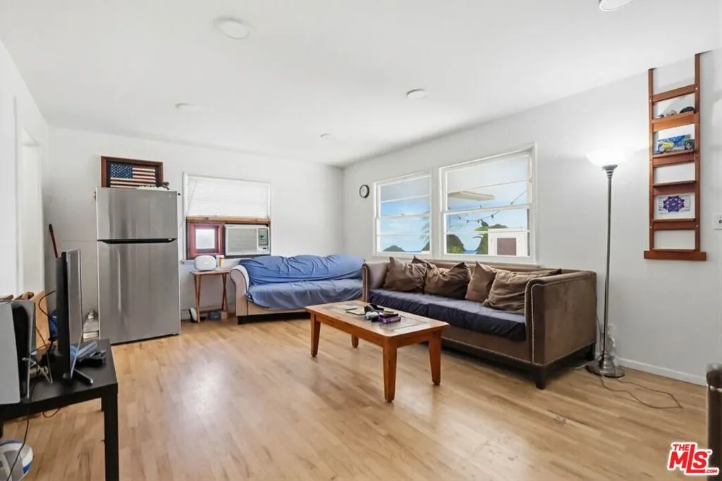 1817 W Burbank Boulevard, Burbank, California 91506 home-pic-43
