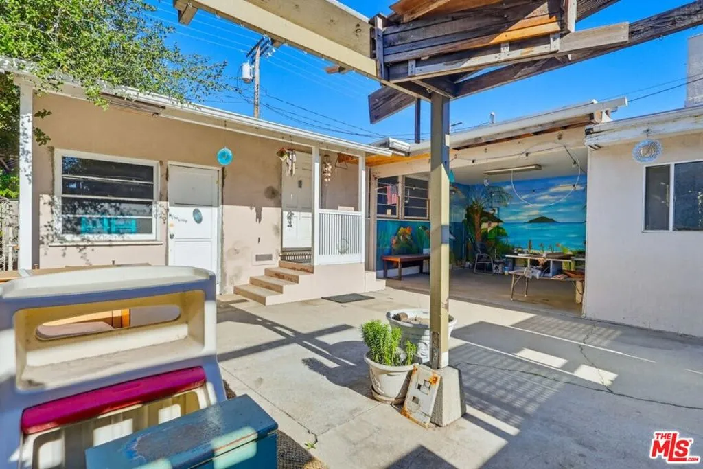 1817 W Burbank Boulevard, Burbank, California 91506 home-pic-34