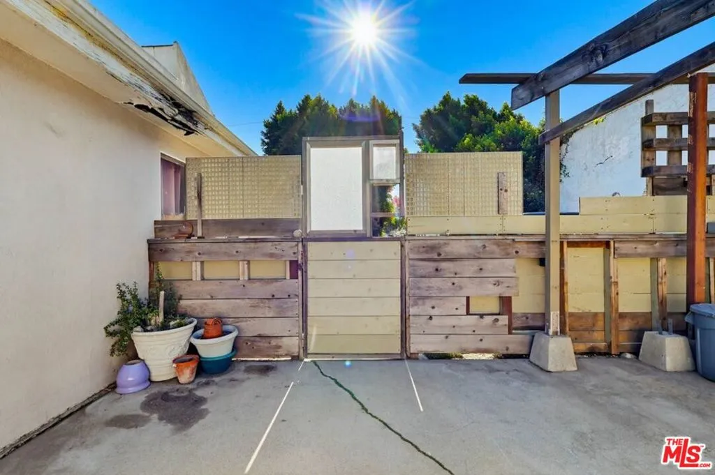 1817 W Burbank Boulevard, Burbank, California 91506 home-pic-36