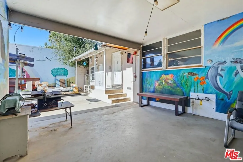 1817 W Burbank Boulevard, Burbank, California 91506 home-pic-26