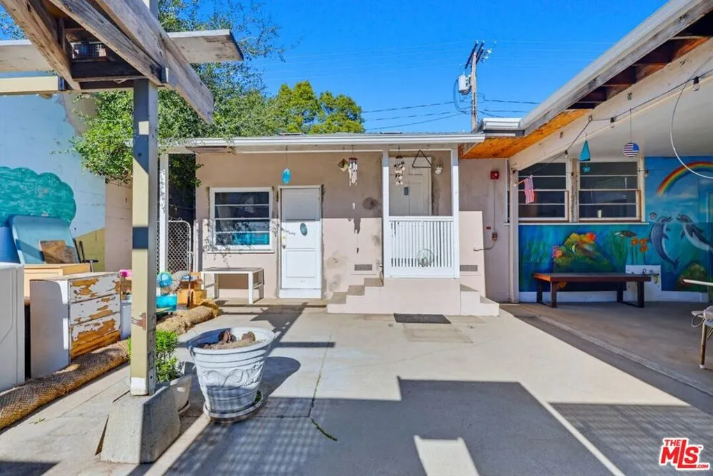 1817 W Burbank Boulevard, Burbank, California 91506 home-pic-33