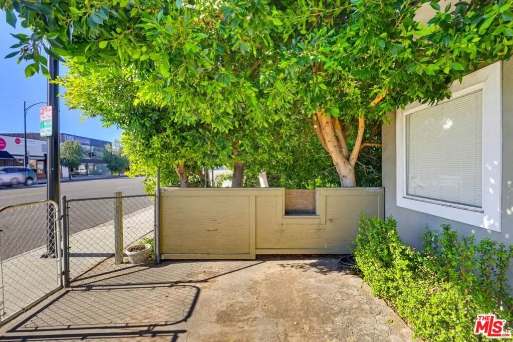 1817 W Burbank Boulevard, Burbank, California 91506 home-pic-5