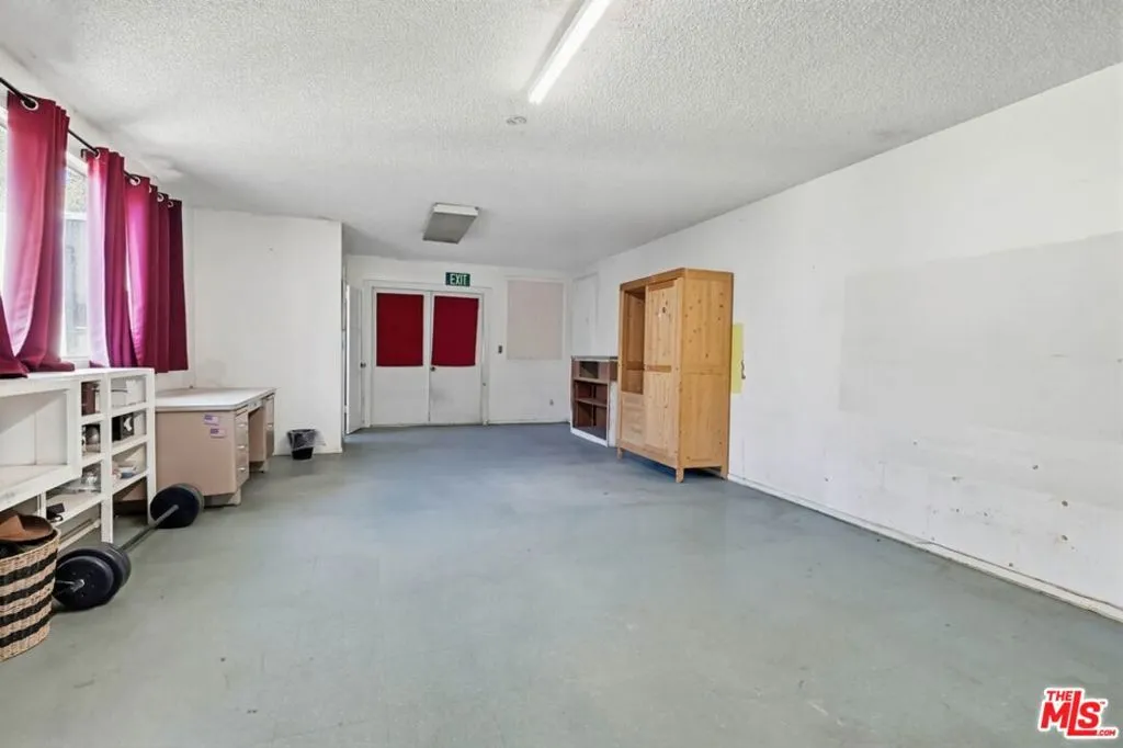 1817 W Burbank Boulevard, Burbank, California 91506 home-pic-16