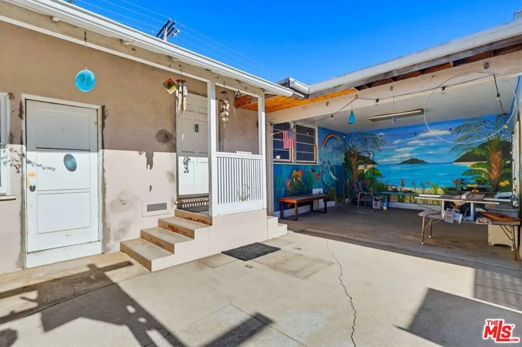 1817 W Burbank Boulevard, Burbank, California 91506 home-pic-35