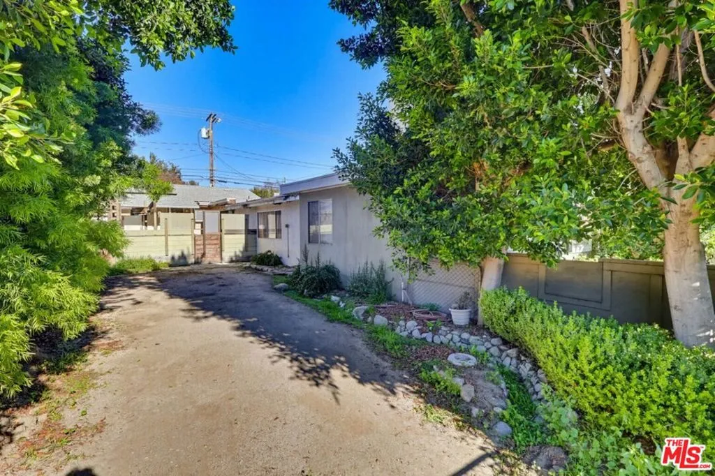 1817 W Burbank Boulevard, Burbank, California 91506 home-pic-58