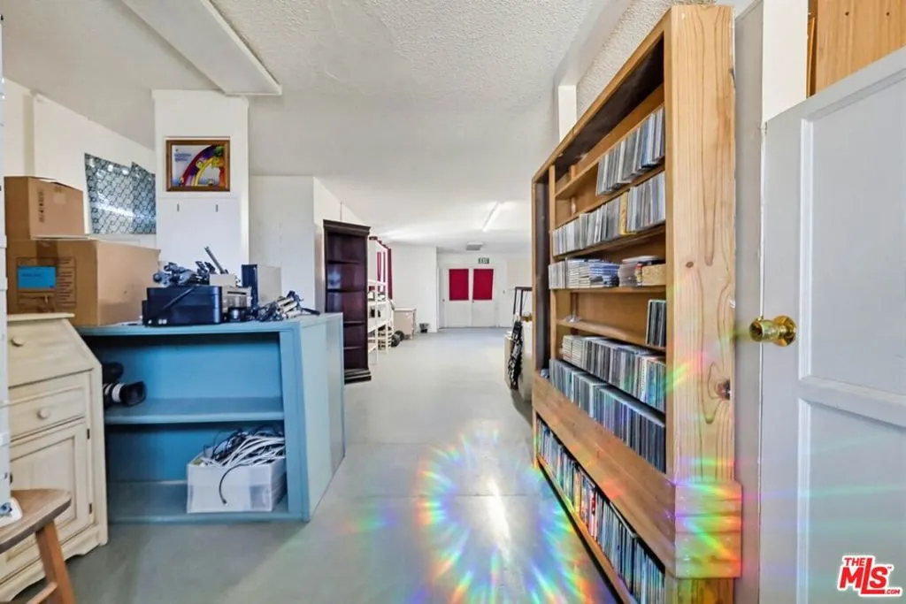 1817 W Burbank Boulevard, Burbank, California 91506 home-pic-6