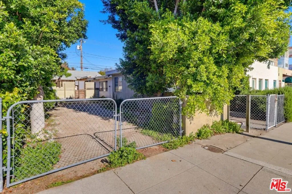 1817 W Burbank Boulevard, Burbank, California 91506 home-pic-64