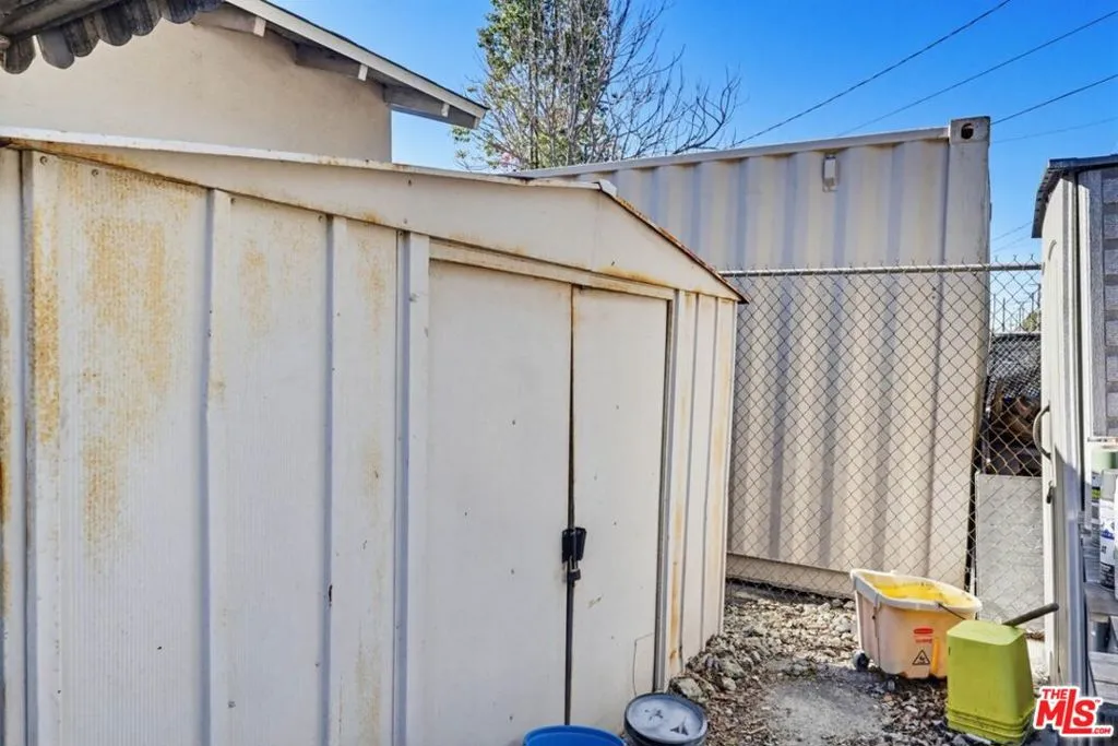 1817 W Burbank Boulevard, Burbank, California 91506 home-pic-40