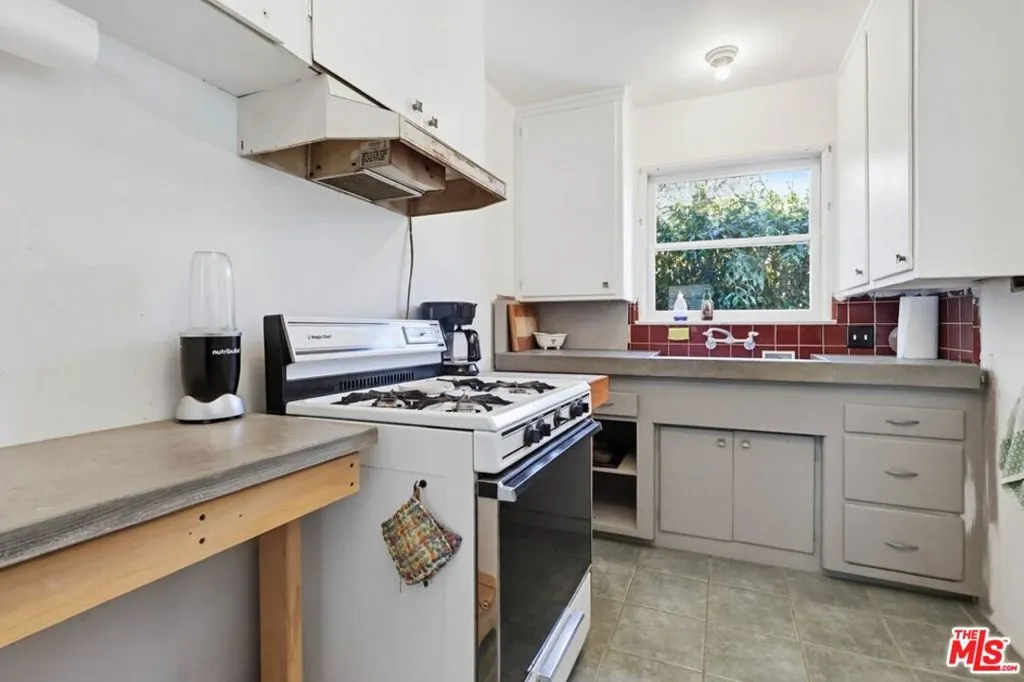 1817 W Burbank Boulevard, Burbank, California 91506 home-pic-48