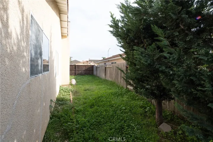 545 Santa Cruz Court side yard