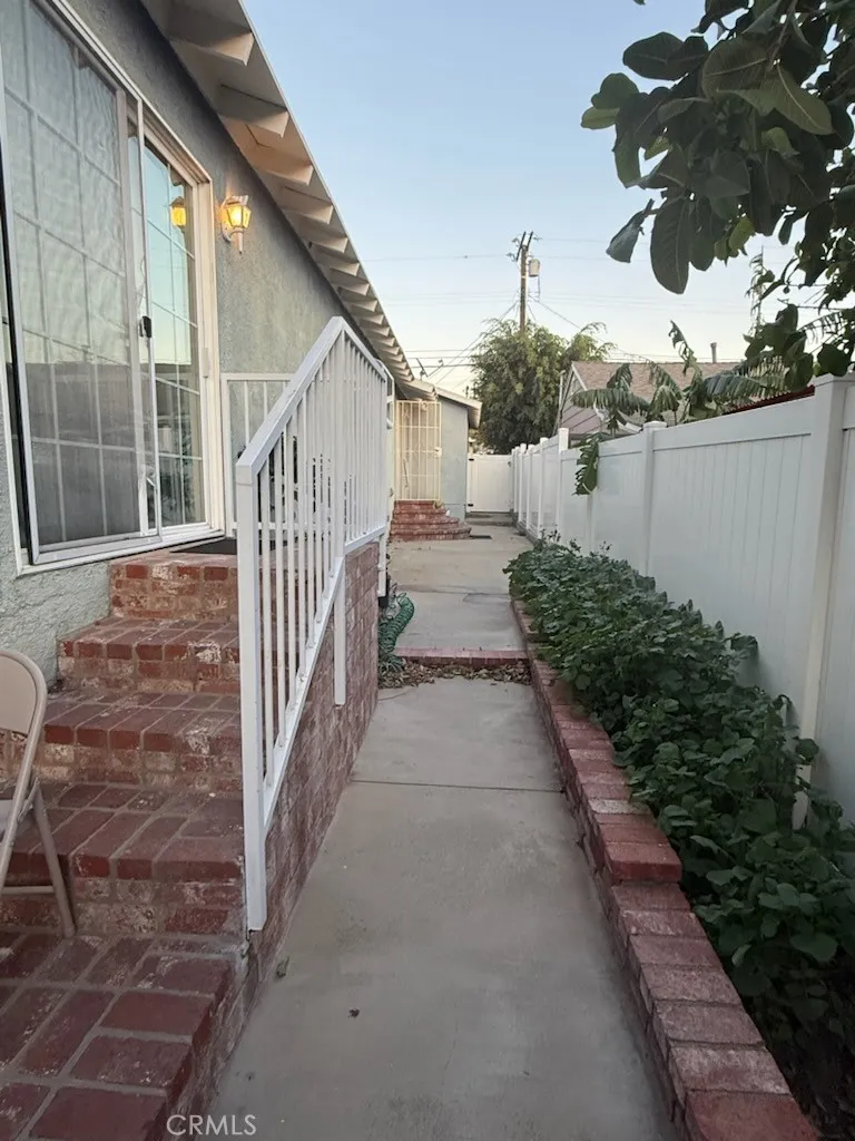 10549 Rhodesia, Sunland, California 91040 home-pic-14