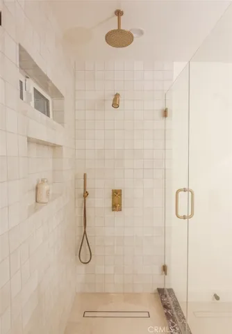 Thermostatic, 3 feature shower set.