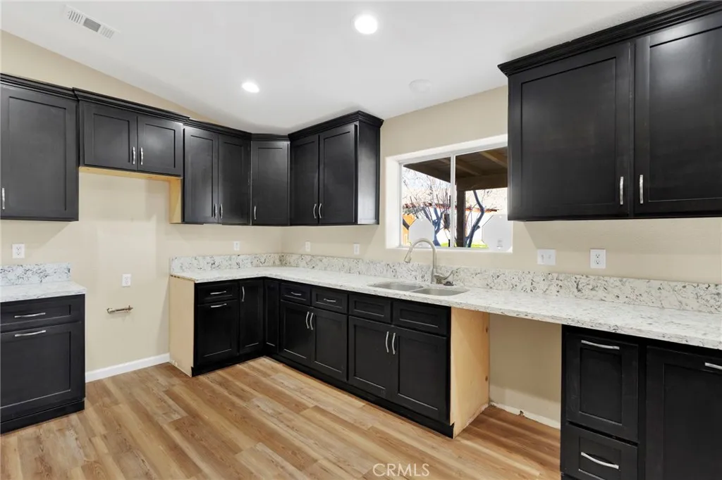 24726 Cahuilla, Apple Valley, California 92307 home-pic-16
