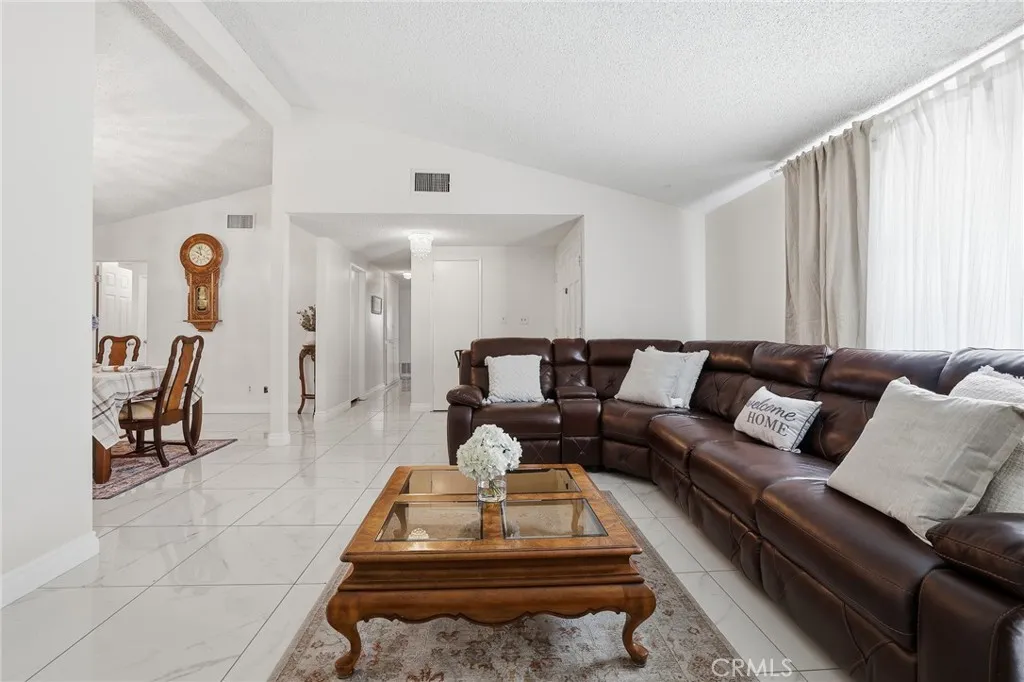 18927 Claycrest, Canyon Country, California 91351 home-pic-5