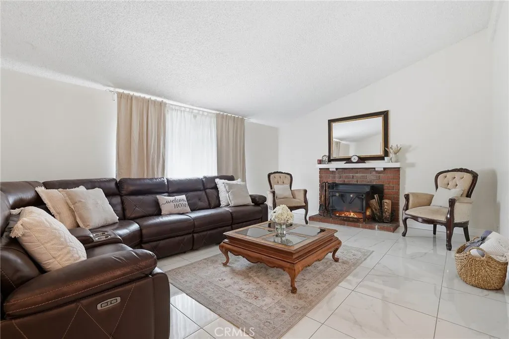18927 Claycrest, Canyon Country, California 91351 home-pic-7