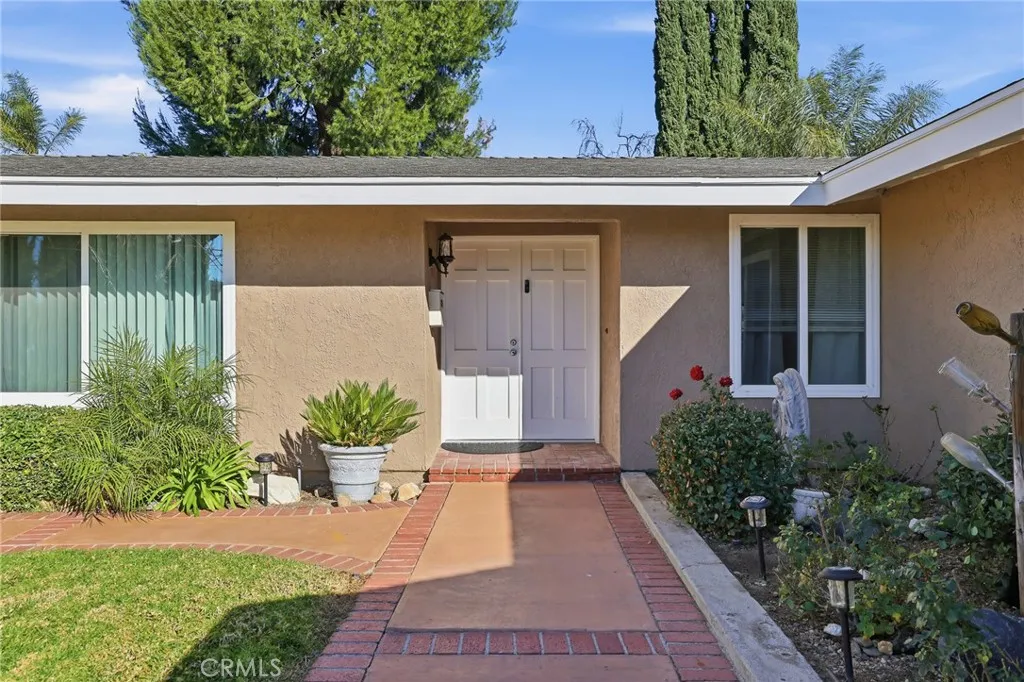 18927 Claycrest, Canyon Country, California 91351 home-pic-4