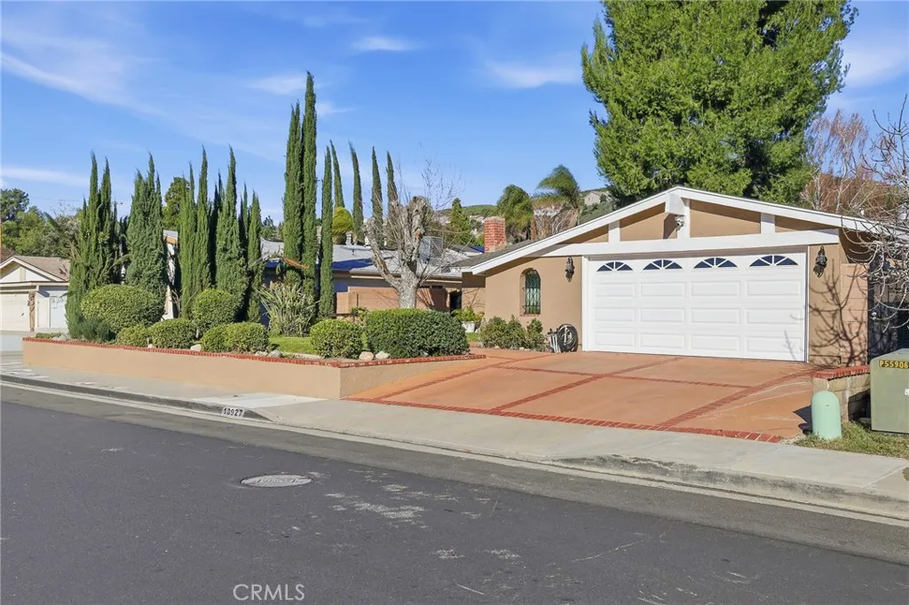 18927 Claycrest, Canyon Country, California 91351 home-pic-1