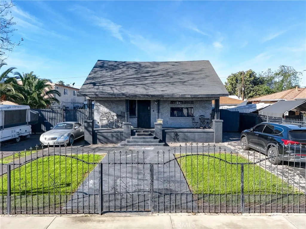 11113 Berendo Avenue, Los Angeles, California 90044 home-pic-1