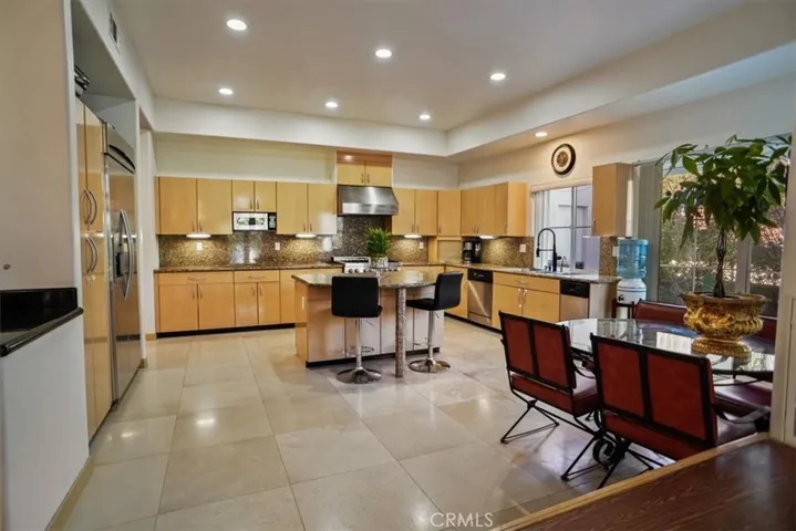 Spacious Kitchen with Breakfast Area