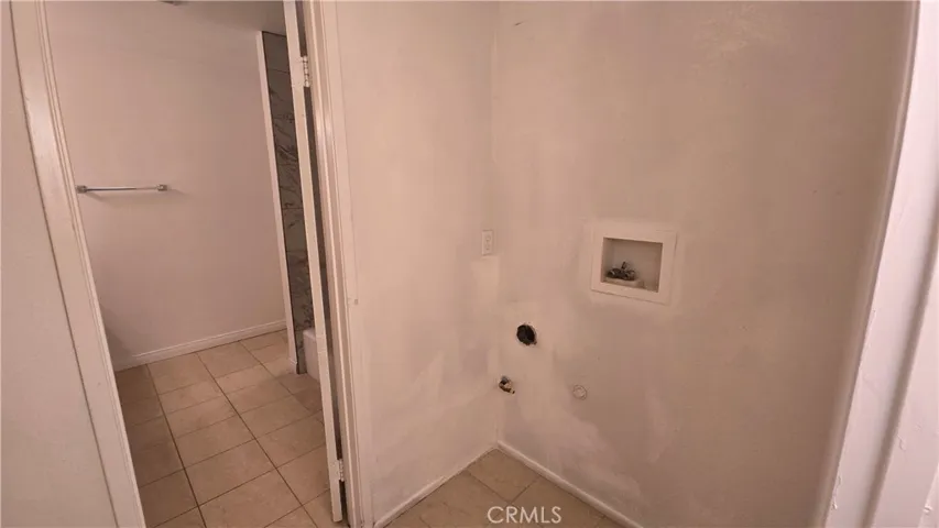 Washer & Dryer hookups