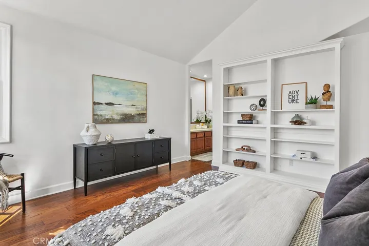 Yes, the upstairs ensuite secondary bedroom has a walk-in closet and is open and relaxing.
