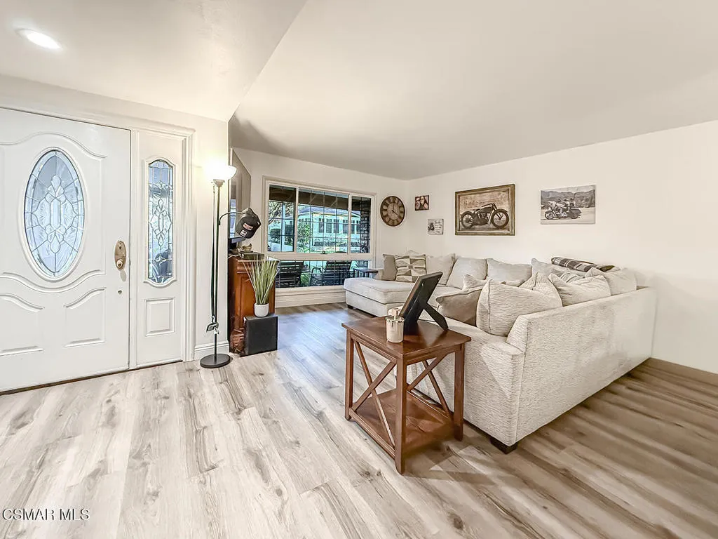 19337 Oak Plaza Court, Newhall, California 91321 home-pic-8