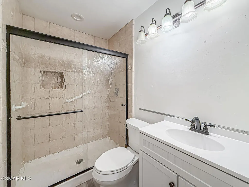 19337 Oak Plaza Court, Newhall, California 91321 home-pic-32