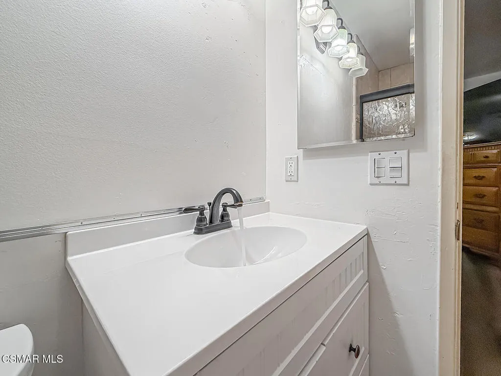 19337 Oak Plaza Court, Newhall, California 91321 home-pic-33