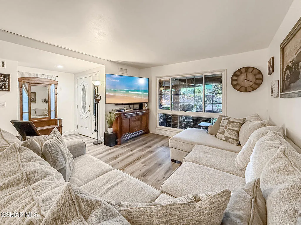 19337 Oak Plaza Court, Newhall, California 91321 home-pic-9