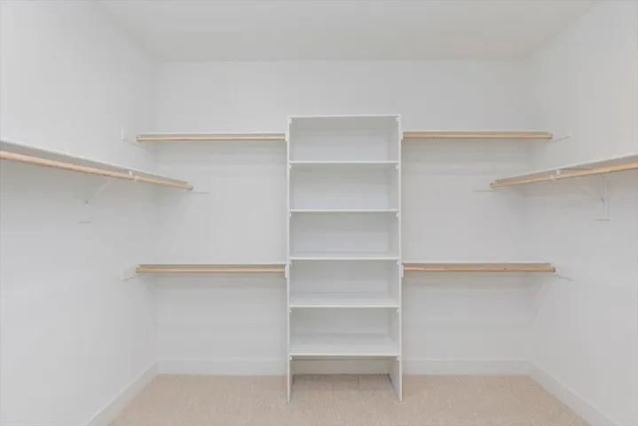 26-Walk In Closet