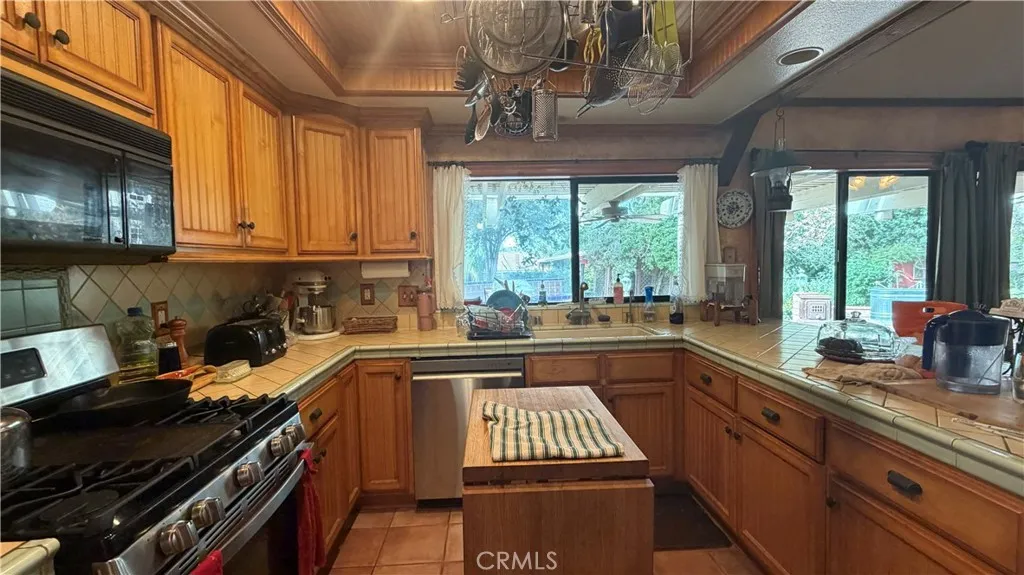 377 Oldstone Court, Simi Valley, California 93065 home-pic-16