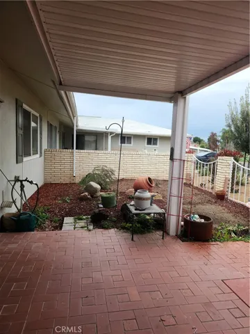 Courtyard gardening, outdoor eating, direct from kitchen, a
barbecuing area, and fresh veggie garden