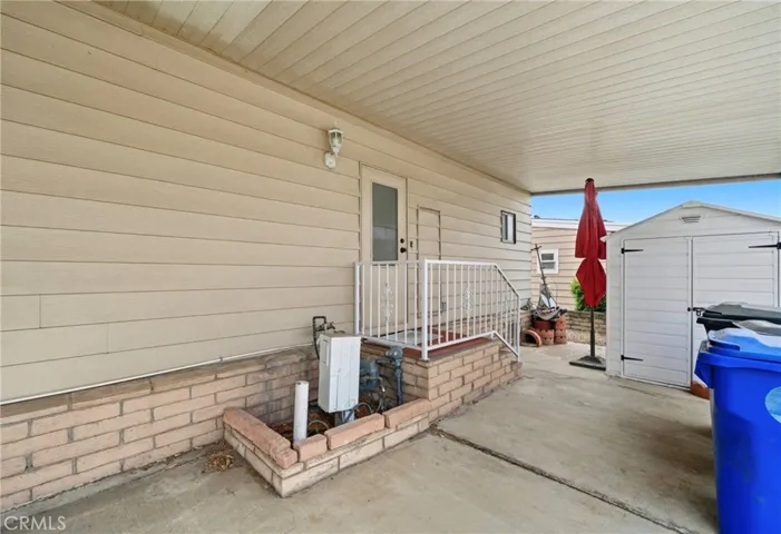 Drive way back entry point with storage