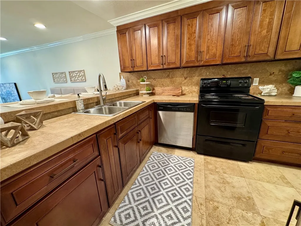 5104 Marina Pacifica Drive S, Long Beach, California 90803 home-pic-5