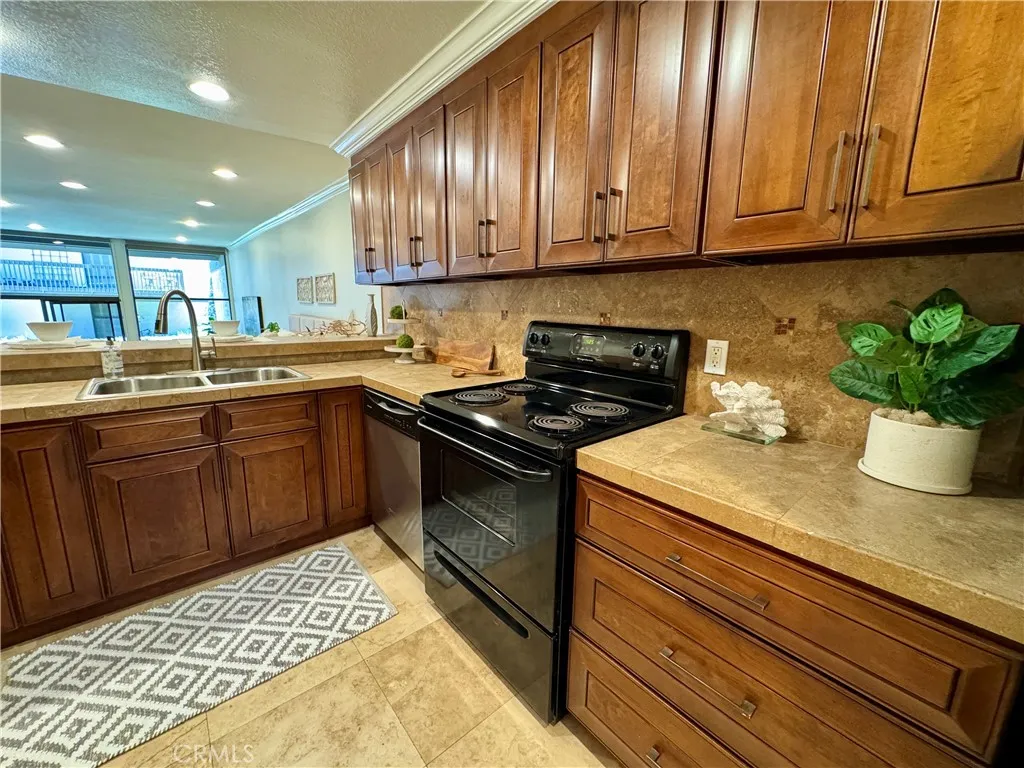 5104 Marina Pacifica Drive S, Long Beach, California 90803 home-pic-6