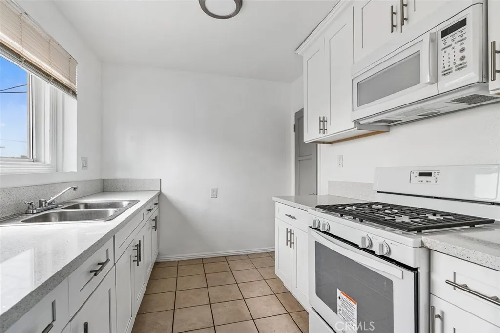 961 W 47th Street, Los Angeles, California 90037 home-pic-25