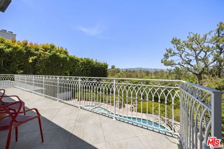 Balcony Accessible From 3 Upst