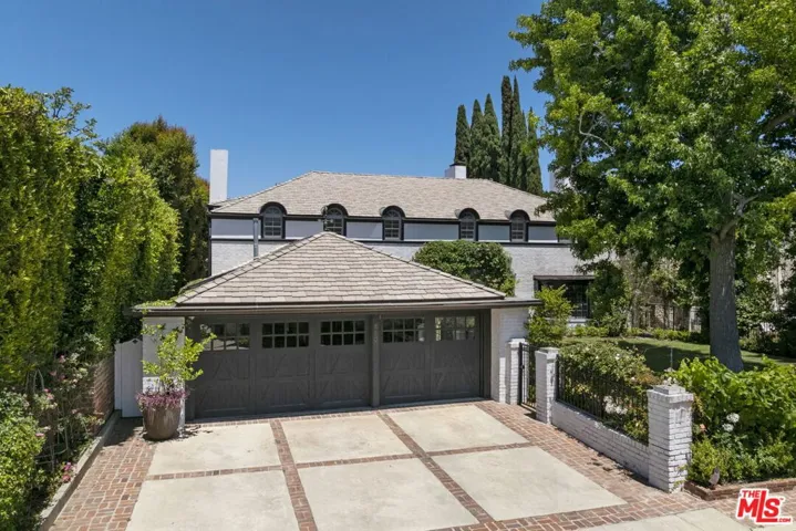 Ample Garage & Driveway Parkin