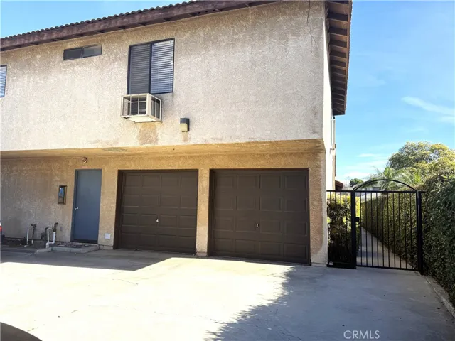 Right one car garage is included