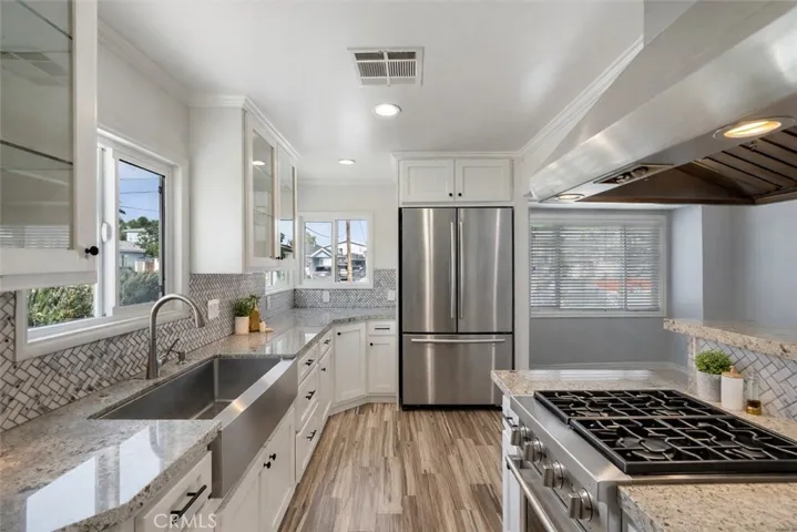 1532 Kitchen. Virtually Staged