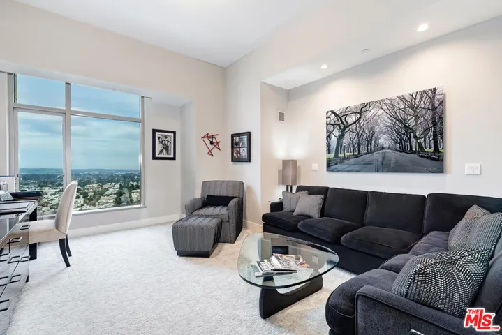 Large BR 2 (sofa pulls out to