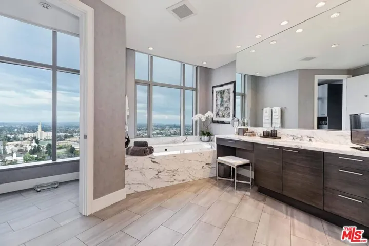 Light-filled Bath #1 in primar