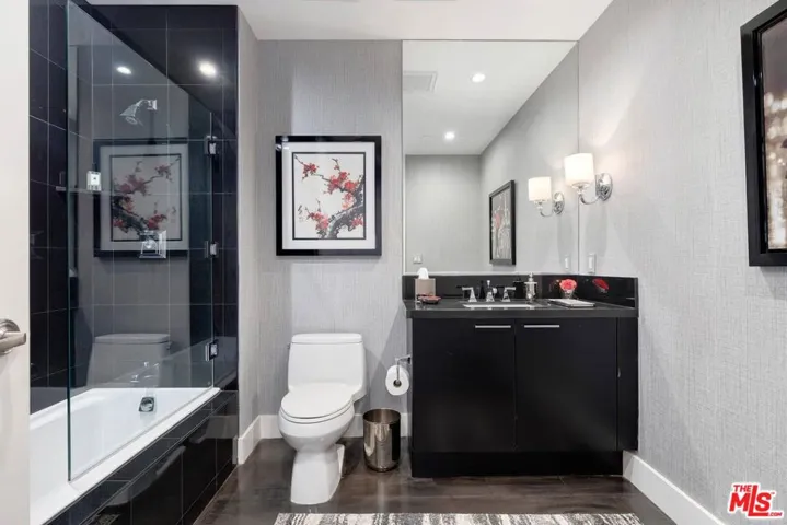 BR 2 bath in like-new condiito