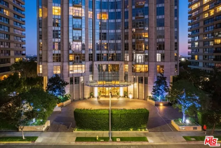 Lovely motorcourt entrance