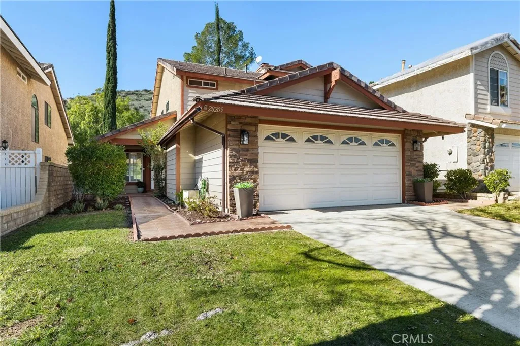 28205 Stonington Lane, Saugus, California 91350 home-pic-1