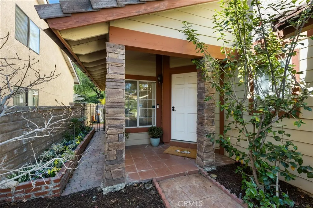 28205 Stonington Lane, Saugus, California 91350 home-pic-2