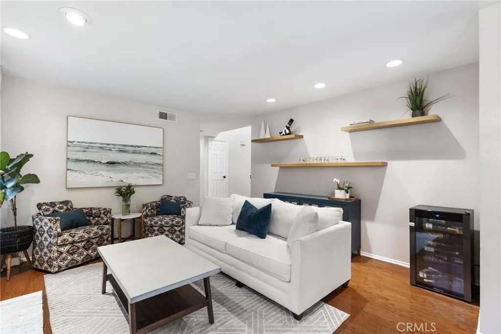 28205 Stonington Lane, Saugus, California 91350 home-pic-15